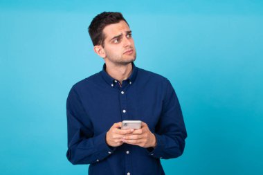 Arka planda cep telefonu olan genç adam izole edildi