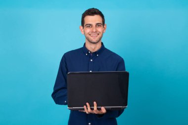 Genç adam bilgisayarı arka planda izole edildi