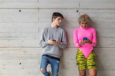 Cep telefonlu çift eşlerine bakıyor.