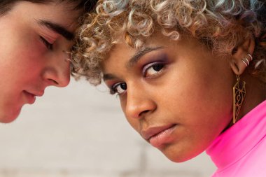 Afrikalı Amerikalı bir kadınla beyaz bir adam kameraya bakıyor, çeşitlilik...