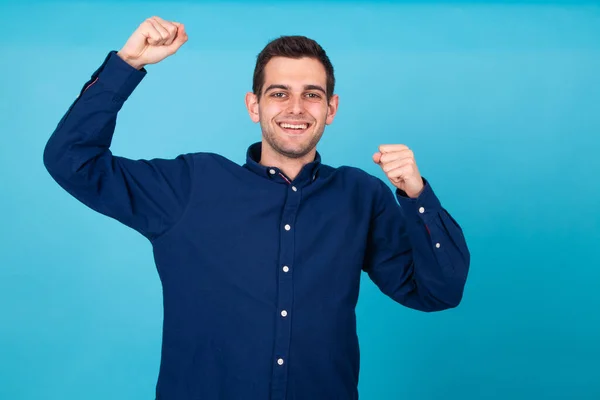 Sorridente Giovane Uomo Che Celebra Successo Isolato — Foto Stock