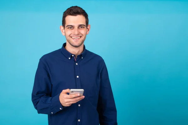 Portret Van Jonge Man Met Mobiele Telefoon Geïsoleerd Achtergrond — Stockfoto