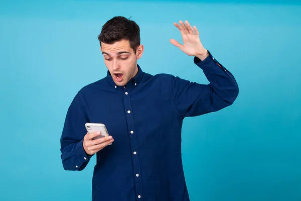 Jonge Man Met Mobiele Telefoon Uitdrukking Van Verrassing Geïsoleerd — Stockfoto