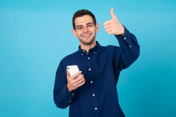 Geïsoleerde Jongeman Met Mobiele Telefoon Smartphone — Stockfoto