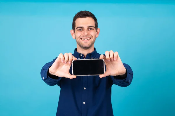 Knappe Man Glimlachen Tonen Mobiele Telefoon Scherm Geïsoleerd — Stockfoto