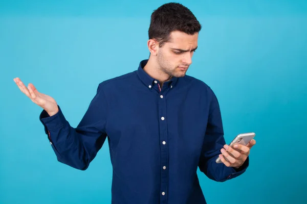 Jongeman Met Mobiele Telefoon Uitdrukking Van Onbegrip Geïsoleerd — Stockfoto