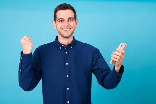 Glimlachende Knappe Man Met Mobiele Telefoon Uitdrukking Van Succes Geïsoleerd — Stockfoto