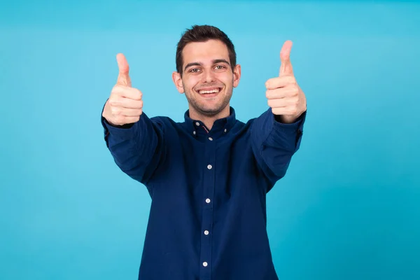 Sonriente Joven Con Pulgares Hacia Arriba Aislado Fondo —  Fotos de Stock