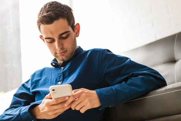 Portret Van Een Jongeman Met Mobiele Telefoon Thuis — Stockfoto