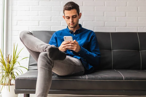 Retrato Hombre Joven Con Teléfono Móvil Casa — Foto de Stock