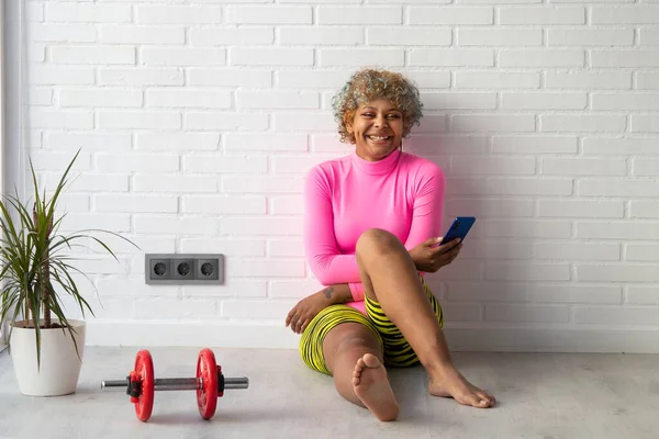 Atleta Donna Con Cellulare Seduta Casa Palestra — Foto Stock