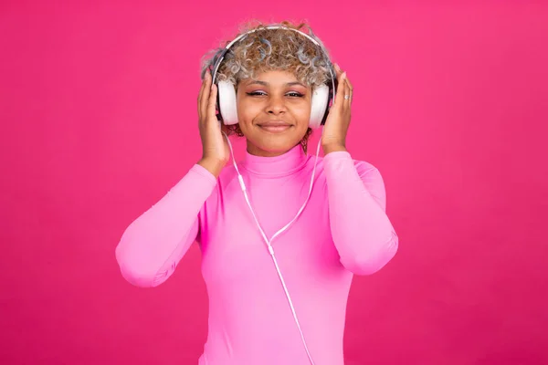 Kulaklıklı Kadın Renk Arkaplanında Izole — Stok fotoğraf