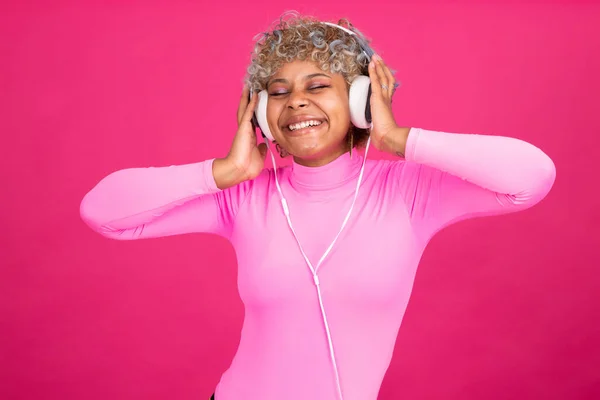 Müzik Dinleyen Kulaklıklı Bir Kız — Stok fotoğraf