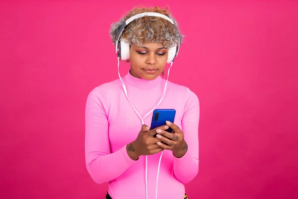 Menina Isolada Com Fones Ouvido Telefone Celular Ouvir Música — Fotografia de Stock