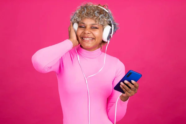 Chica Aislada Con Auriculares Teléfono Móvil Escuchando Música — Foto de Stock