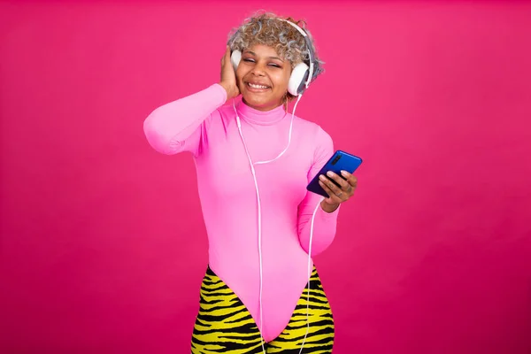 Odizolowana Dziewczyna Słuchawkami Telefonem Komórkowym Słuchająca Muzyki — Zdjęcie stockowe