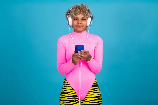 Mujer Atleta Afroamericana Con Teléfono Móvil Auriculares Aislados Fondo — Foto de Stock