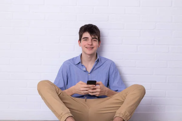 Jovem Adolescente Homem Com Telefone Celular — Fotografia de Stock