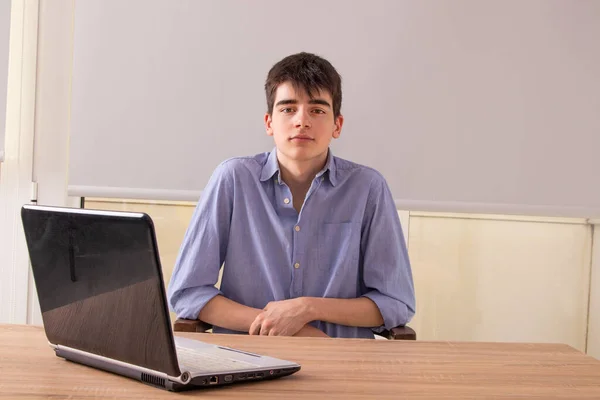 Έφηβος Φοιτητής Στο Γραφείο Υπολογιστή — Φωτογραφία Αρχείου