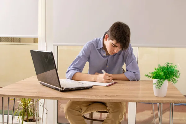 Teenager Schreibtisch Mit Computer — Stockfoto