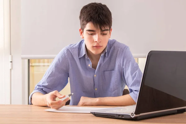 Teenager Studuje Laptopem Doma Nebo Škole — Stock fotografie