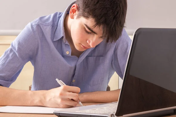 Tiener Studeren Met Laptop Thuis School — Stockfoto