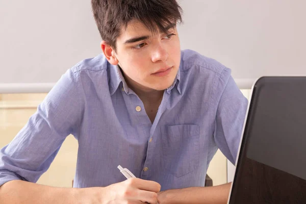 Adolescente Estudiando Con Portátil Casa Escuela —  Fotos de Stock