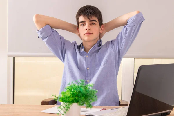Jong Mannelijk Tiener Student Aan Bureau Met Computer — Stockfoto