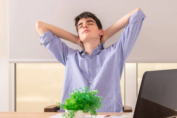 Adolescent Étudiant Bureau Avec Ordinateur Portable Posture Fatigue Sommeil — Photo