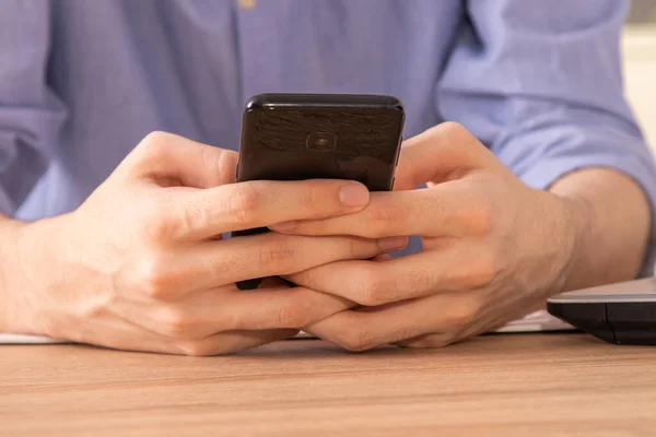 Närbild Händer Med Mobiltelefon — Stockfoto