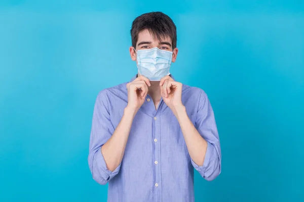 Man Tonåring Med Sanitär Mask Isolerad Bakgrunden — Stockfoto