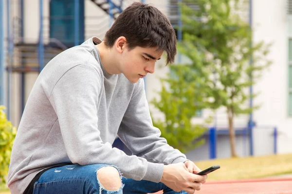 Adolescente Joven Con Teléfono Móvil Aire Libre — Foto de Stock