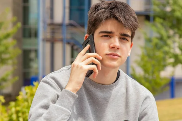 야외에서 전화를 사용하는 청소년 — 스톡 사진
