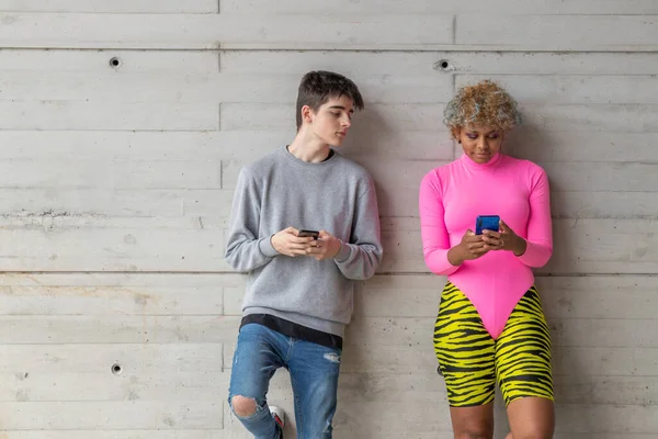 Cep telefonlu çift eşlerine bakıyor.