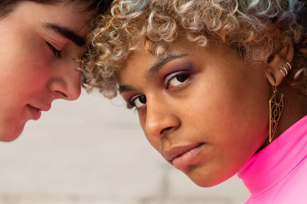 Afrikalı Amerikalı bir kadınla beyaz bir adam kameraya bakıyor, çeşitlilik...