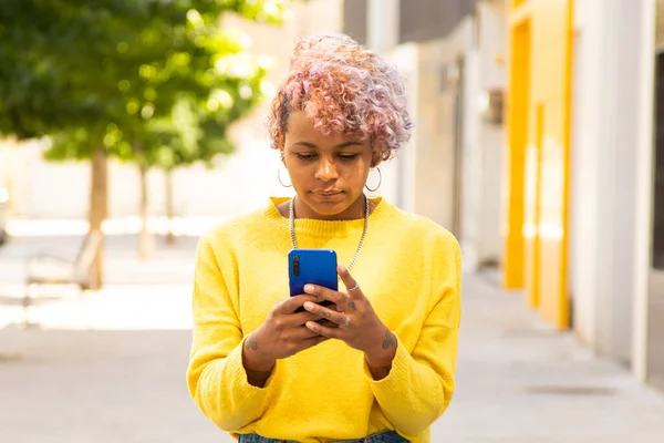 Mosolygós Fiatal Lány Mobiltelefon Városban — Stock Fotó