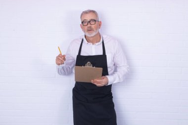 Dosyası beyaz duvarda izole edilmiş serbest çalışan