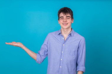 Genç, soyutlanmış, eliyle işaret eden bir genç.