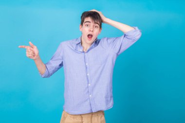 Genç çocuk arka planda izole edilmiş.