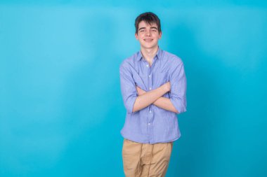 Arka planda izole genç erkek.