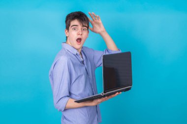 Bilgisayarlı genç öğrenci