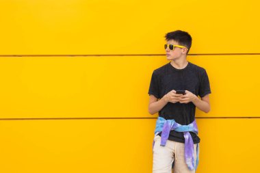 Şehirde cep telefonuyla dolaşan bir genç. 