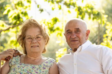 Üst düzey çiftler dışarıda birbirlerini tutuyorlar.