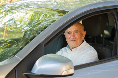 Direksiyondaki arabada kıdemli bir adam var.