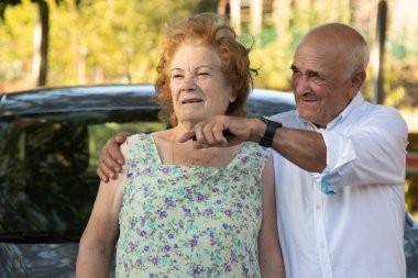 Yaşlı çift arabayla seyahat ediyor.