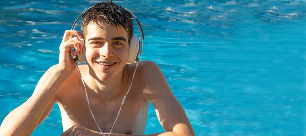 Νεαρό Αγόρι Έφηβος Ακουστικά Στην Πισίνα — Φωτογραφία Αρχείου