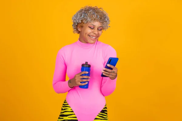 Chica Con Ropa Deportiva Botella Agua Teléfono Móvil — Foto de Stock