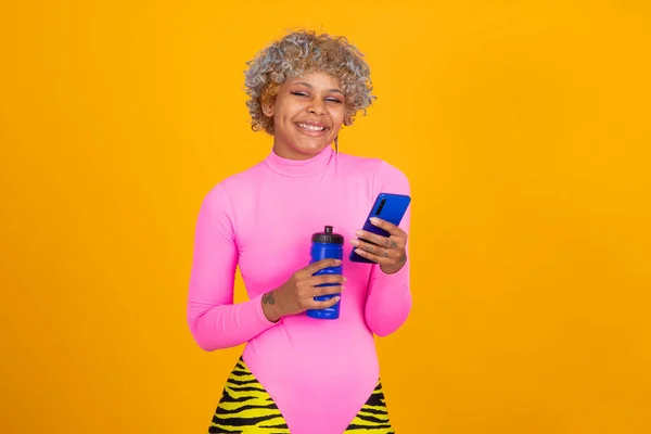 スポーツウェアのウォーターボトルと携帯電話を持つ女の子 — ストック写真