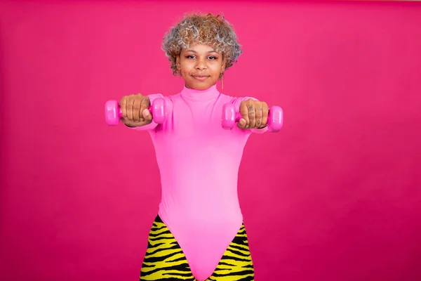 Fille Faire Gymnastique Avec Haltères Isolé Sur Fond Couleur — Photo