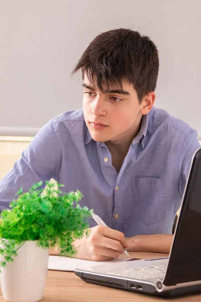 Teenager Tippt Schreibtisch Mit Dem Computer — Stockfoto